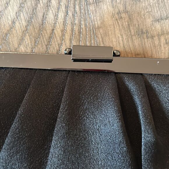 Luxe Tufted Satin Clutch w/17” drop. Security clasp Driver’s license 🪪 slot - Picture 9 of 17